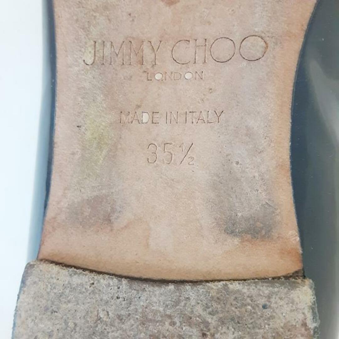 JIMMY CHOO(ジミーチュウ)のJIMMY CHOO(ジミーチュウ) フラットシューズ 35 1/2 レディース - 黒×ゴールド リボン/オープントゥ エナメル（レザー） レディースの靴/シューズ(その他)の商品写真