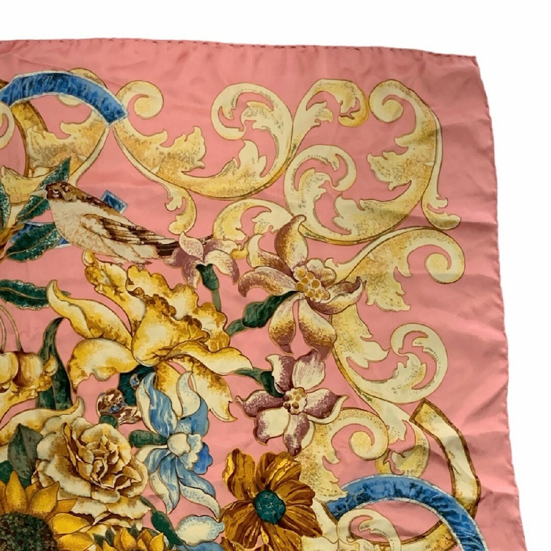 CHANEL(シャネル)のシャネル スカーフ ひまわり 鳥 大判 ピンク シルク レディースのファッション小物(マフラー/ショール)の商品写真