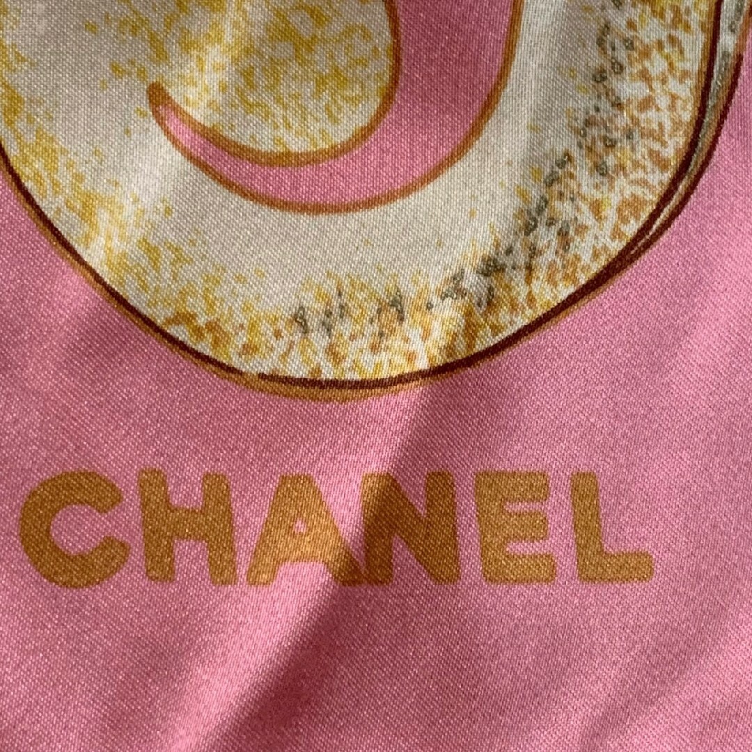 CHANEL(シャネル)のシャネル スカーフ ひまわり 鳥 大判 ピンク シルク レディースのファッション小物(マフラー/ショール)の商品写真