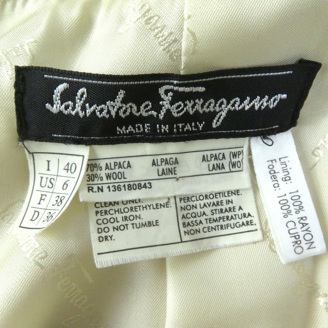 Salvatore Ferragamo(サルヴァトーレフェラガモ)の美品△Salvatore Ferragamo サルヴァトーレフェラガモ アルパカ ウール ロゴボタン付き ロング チェスターコート ライトベージュ 40 イタリア製 正規品 レディース レディースのジャケット/アウター(チェスターコート)の商品写真