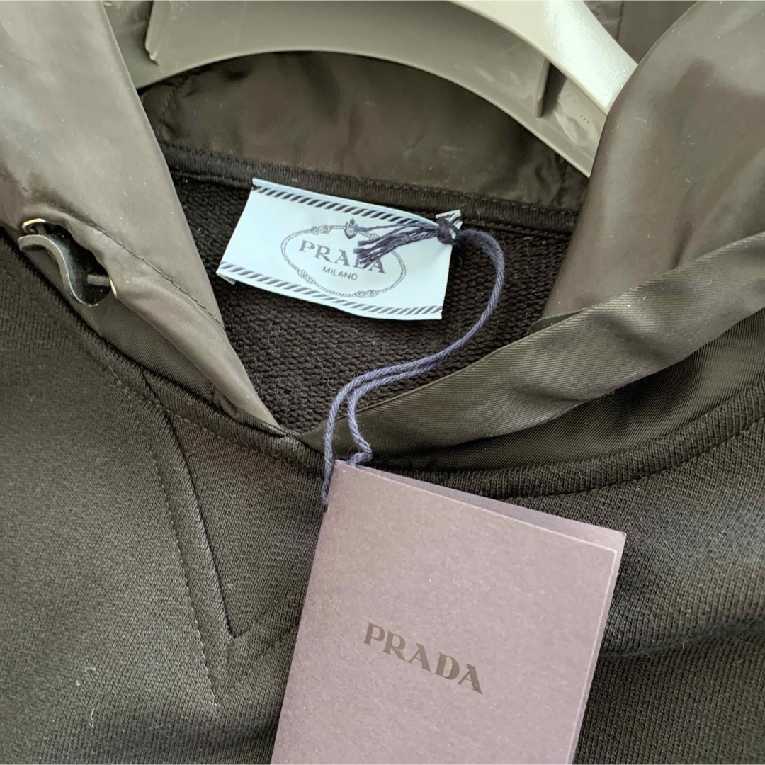 PRADA(プラダ)の極美品　試着程度　プラダPRADA ナイロンフーディ　パーカー　ブラック　M レディースのトップス(パーカー)の商品写真