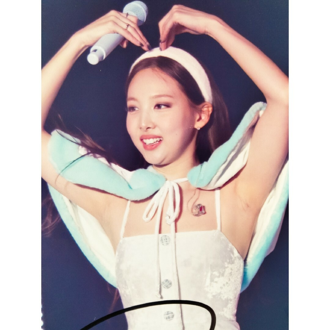 ナヨン直筆サイン入り2Lサイズ写真‥NAYEON…TWICE… エンタメ/ホビーのCD(K-POP/アジア)の商品写真