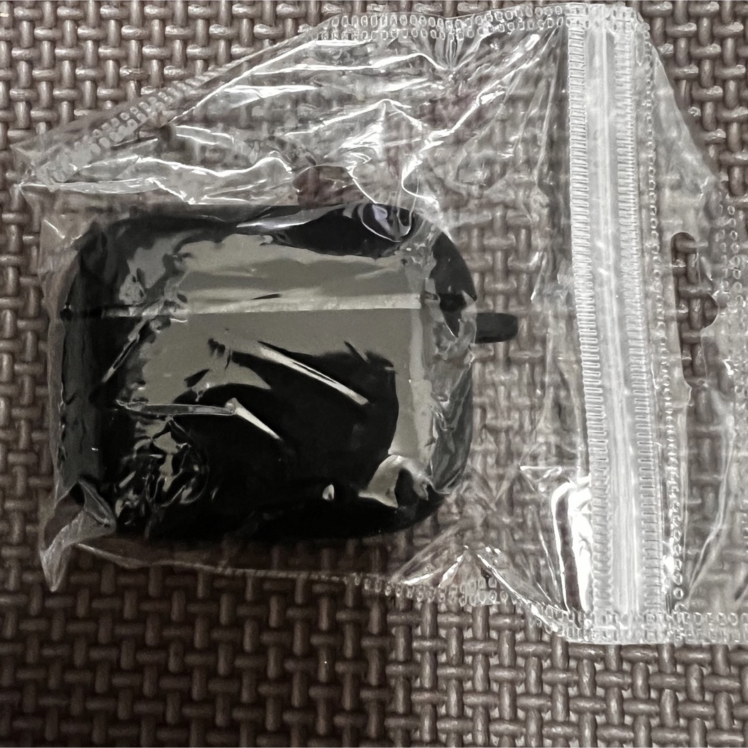 AirPodsケース　カバー　黒 スマホ/家電/カメラのオーディオ機器(ヘッドフォン/イヤフォン)の商品写真