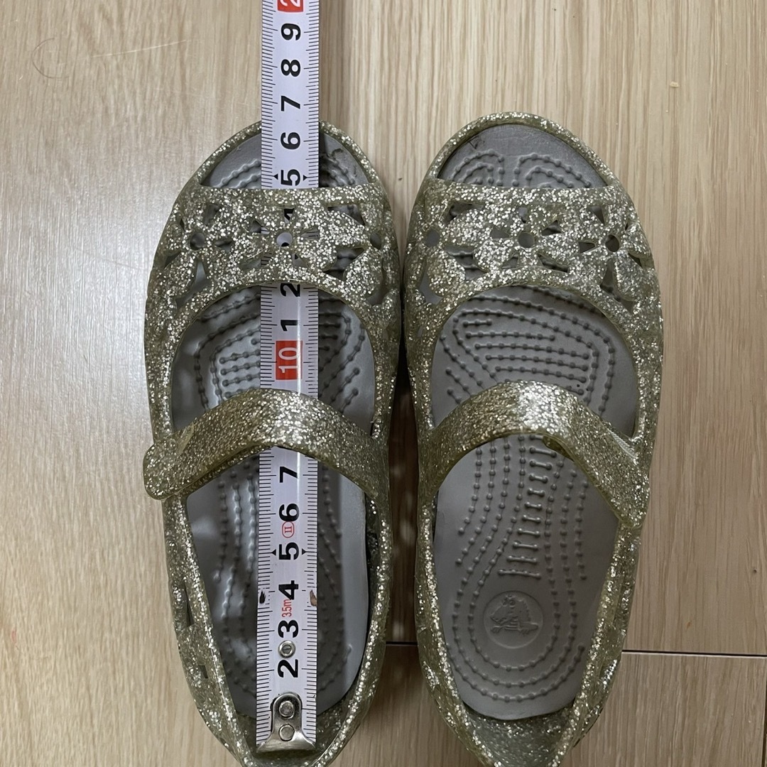 crocs(クロックス)のcrocs グリッターサンダル シルバー キッズ/ベビー/マタニティのキッズ靴/シューズ(15cm~)(サンダル)の商品写真