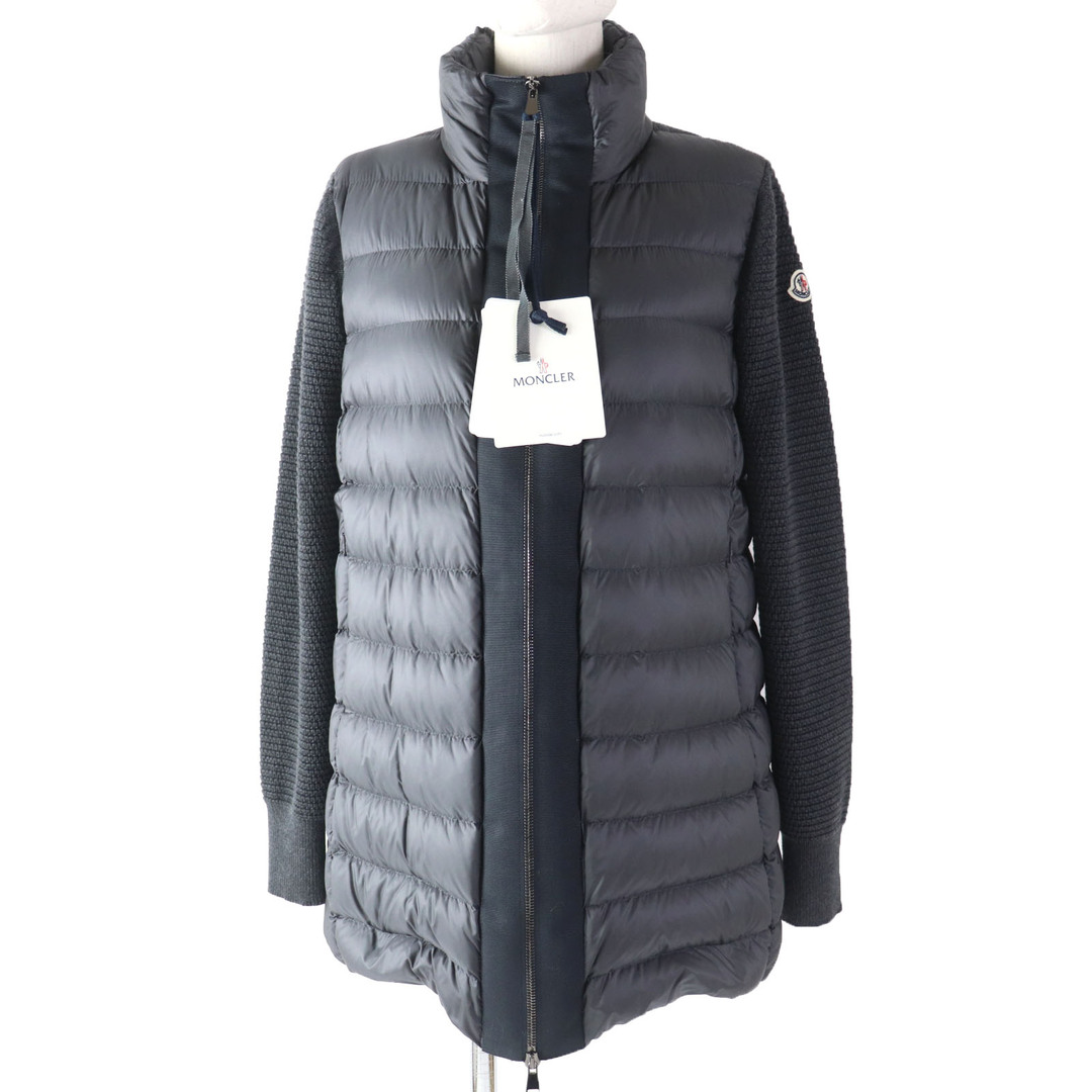 MONCLER(モンクレール)の未使用品☆MONCLER モンクレール MAGLIONE ナイロン ウール ロゴワッペン付 ニット切替 ダウンコート グレー S レディース レディースのジャケット/アウター(ダウンコート)の商品写真