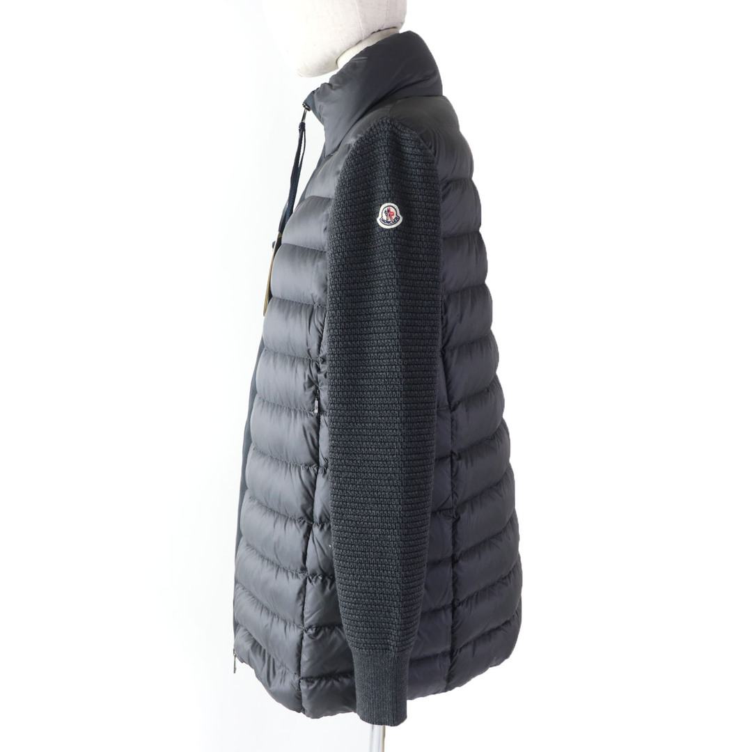 MONCLER(モンクレール)の未使用品☆MONCLER モンクレール MAGLIONE ナイロン ウール ロゴワッペン付 ニット切替 ダウンコート グレー S レディース レディースのジャケット/アウター(ダウンコート)の商品写真