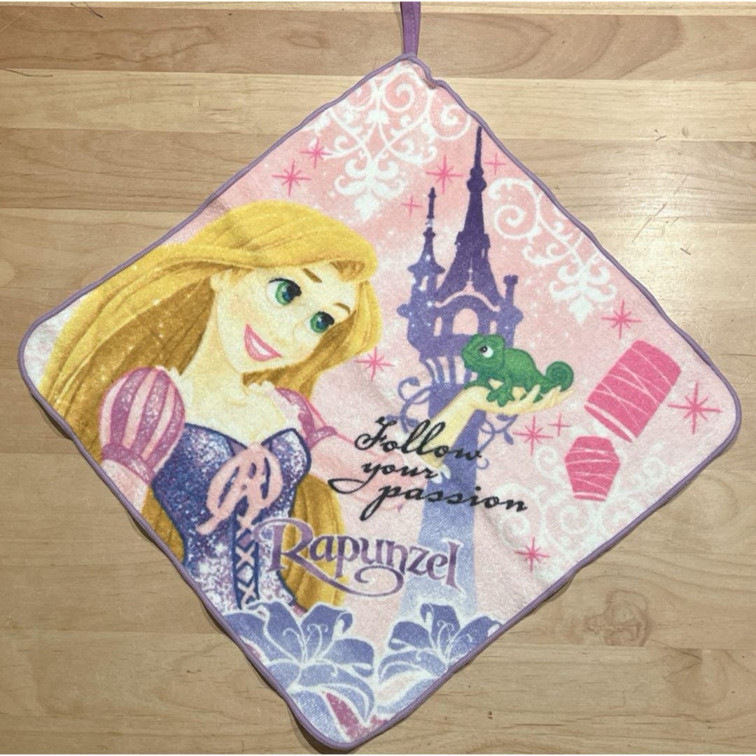 Disney(ディズニー)のループタオル　紐付きハンドタオル　ラプンツェル　入園　入学　新品　プリンセス エンタメ/ホビーのアニメグッズ(タオル)の商品写真