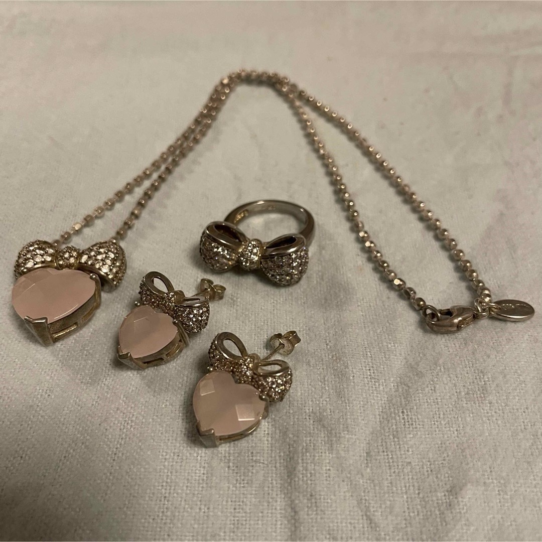 Folli Follie(フォリフォリ)のFolli Follie ハートリボン３点セット ネックレス、ピアス、リング レディースのアクセサリー(ネックレス)の商品写真