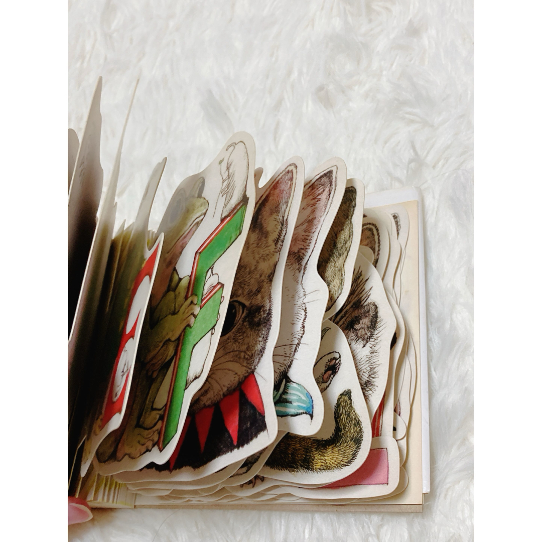 ヒグチユウコ(ヒグチユウコ)のヒグチユウコ 型抜きPostcard Book「A to Z」 エンタメ/ホビーの本(アート/エンタメ)の商品写真