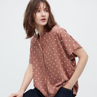 ユニクロ(UNIQLO)のUNIQLO〜レーヨンプリントブラウス（半袖）35 BROWN(シャツ/ブラウス(半袖/袖なし))