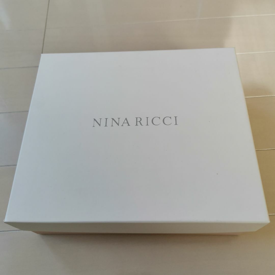 NINA RICCI(ニナリッチ)の☆新品未使用☆　【送料無料】　NINA　RICCI　ポーチ・ハンカチセット レディースのファッション小物(ポーチ)の商品写真