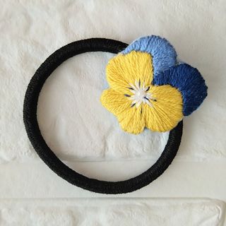 ハンドメイド　ヘアゴム　ビオラ　パンジー　花　刺繍　ブルー　イエロー　春(ヘアアクセサリー)