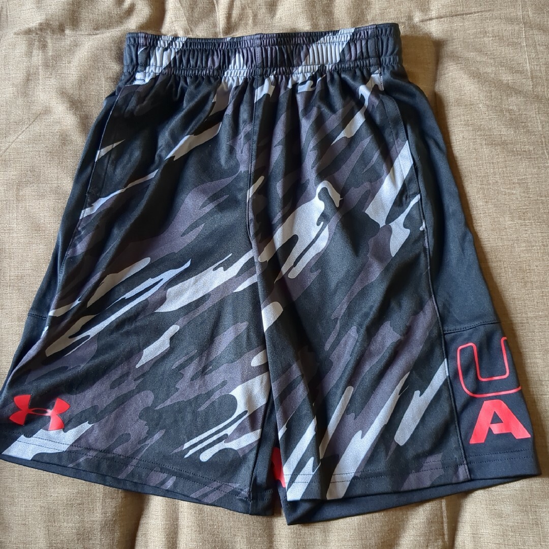 UNDER ARMOUR(アンダーアーマー)のアンダーアーマー☆ヒートギア　ハーフパンツ　YMD 140 キッズ/ベビー/マタニティのキッズ服男の子用(90cm~)(パンツ/スパッツ)の商品写真