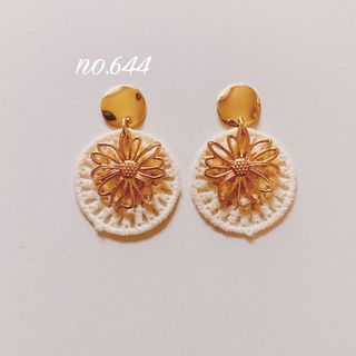 no.644 ラウンド 刺繍ワッペン ベージュ フラワー ピアス、イヤリング(イヤリング)