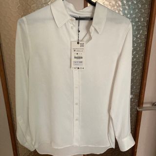 ザラ(ZARA)の新品！ZARA シャツ　サテン生地(シャツ/ブラウス(長袖/七分))