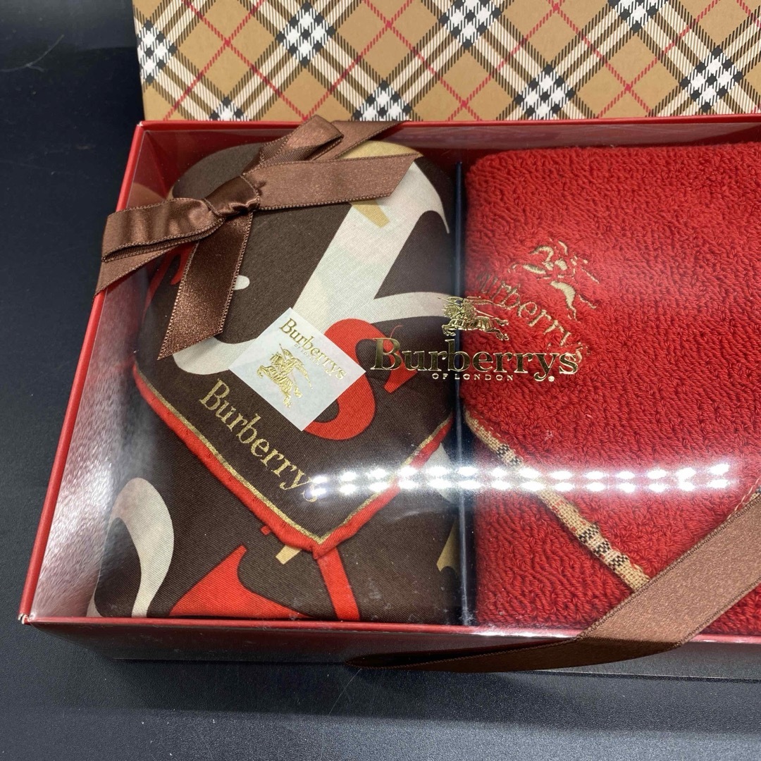 BURBERRY(バーバリー)の箱入り　バーバリー　ギフトセット　ハンカチセット　　レッド　no.88 レディースのファッション小物(ハンカチ)の商品写真