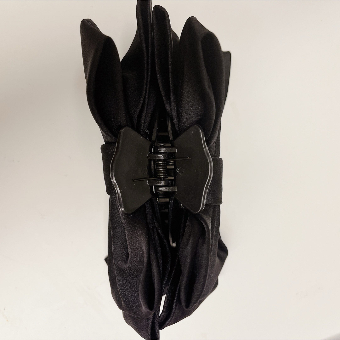 リボン　ブラック　ヘアクリップ　フォーマル　パーティ　韓国　カジュアル　高見え レディースのヘアアクセサリー(バレッタ/ヘアクリップ)の商品写真
