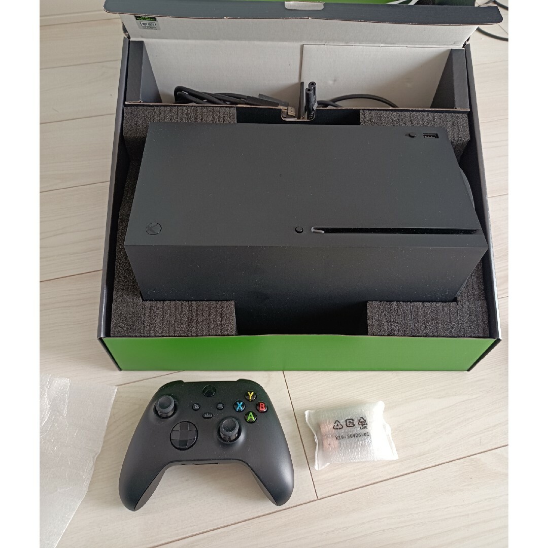 Xbox(エックスボックス)の【新古品】マイクロソフト　XBOX　SERIES　X 1TB SSD エンタメ/ホビーのゲームソフト/ゲーム機本体(家庭用ゲーム機本体)の商品写真