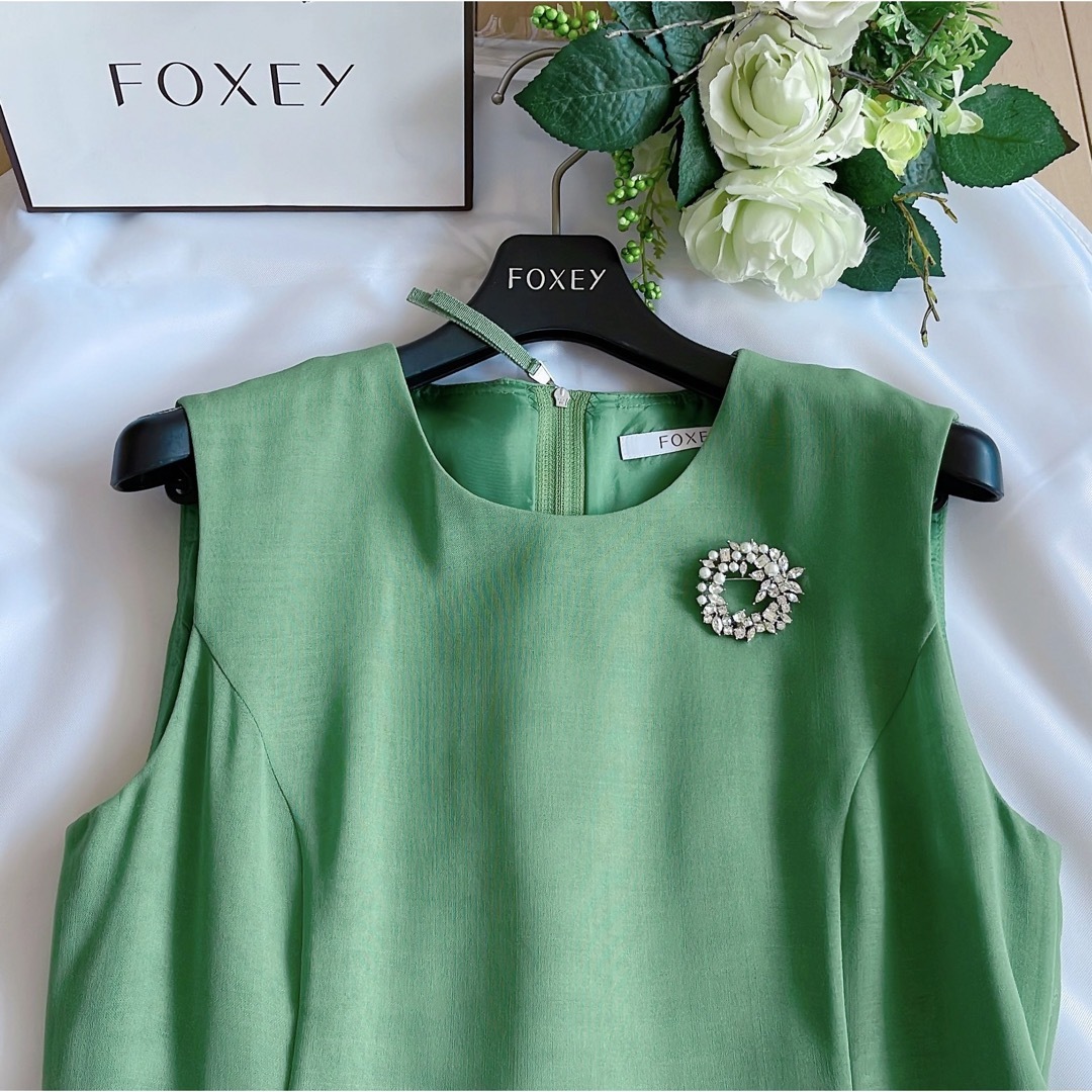 FOXEY(フォクシー)のFOXEY 13万上質コーラルウールワンピース38 極美品　Rene レディースのワンピース(ひざ丈ワンピース)の商品写真