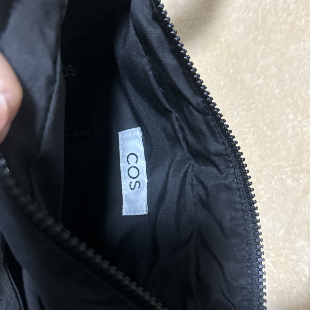 COS(コス)のCOS美品ショルダーバッグ　ブラック レディースのバッグ(ショルダーバッグ)の商品写真