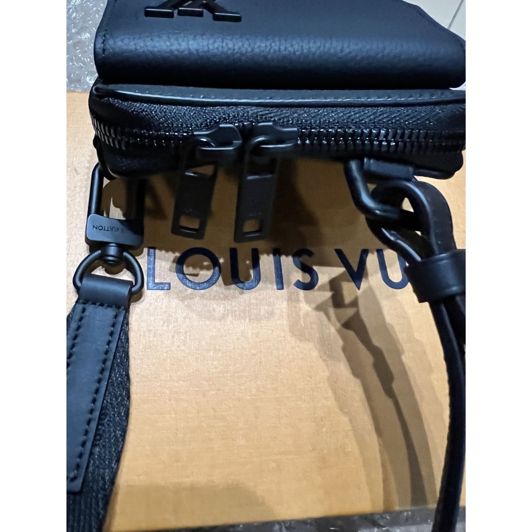 LOUIS VUITTON(ルイヴィトン)のルイヴィトンアエログラムファンポーチカーフレザー　ノワール未使用 メンズのバッグ(ショルダーバッグ)の商品写真