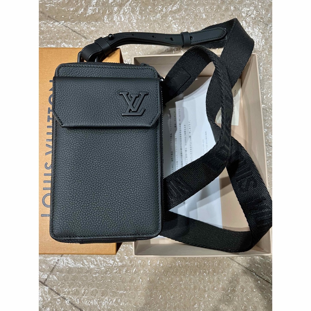 LOUIS VUITTON(ルイヴィトン)のルイヴィトンアエログラムファンポーチカーフレザー　ノワール未使用 メンズのバッグ(ショルダーバッグ)の商品写真