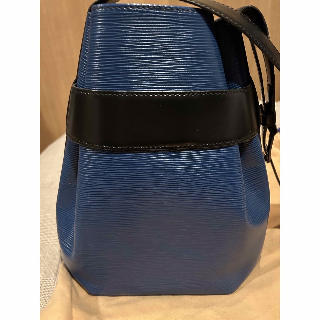 LOUIS VUITTON - 美品 ルイヴィトン エピ ショルダーバッグ LOUIS VUITTON - 美品 ルイヴィトン エピ ショルダーバッグ