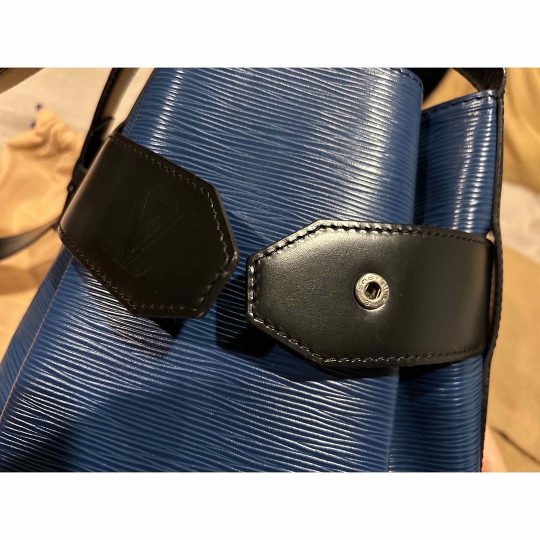 LOUIS VUITTON - 美品 ルイヴィトン エピ ショルダーバッグ LOUIS VUITTON - 美品 ルイヴィトン エピ ショルダーバッグ