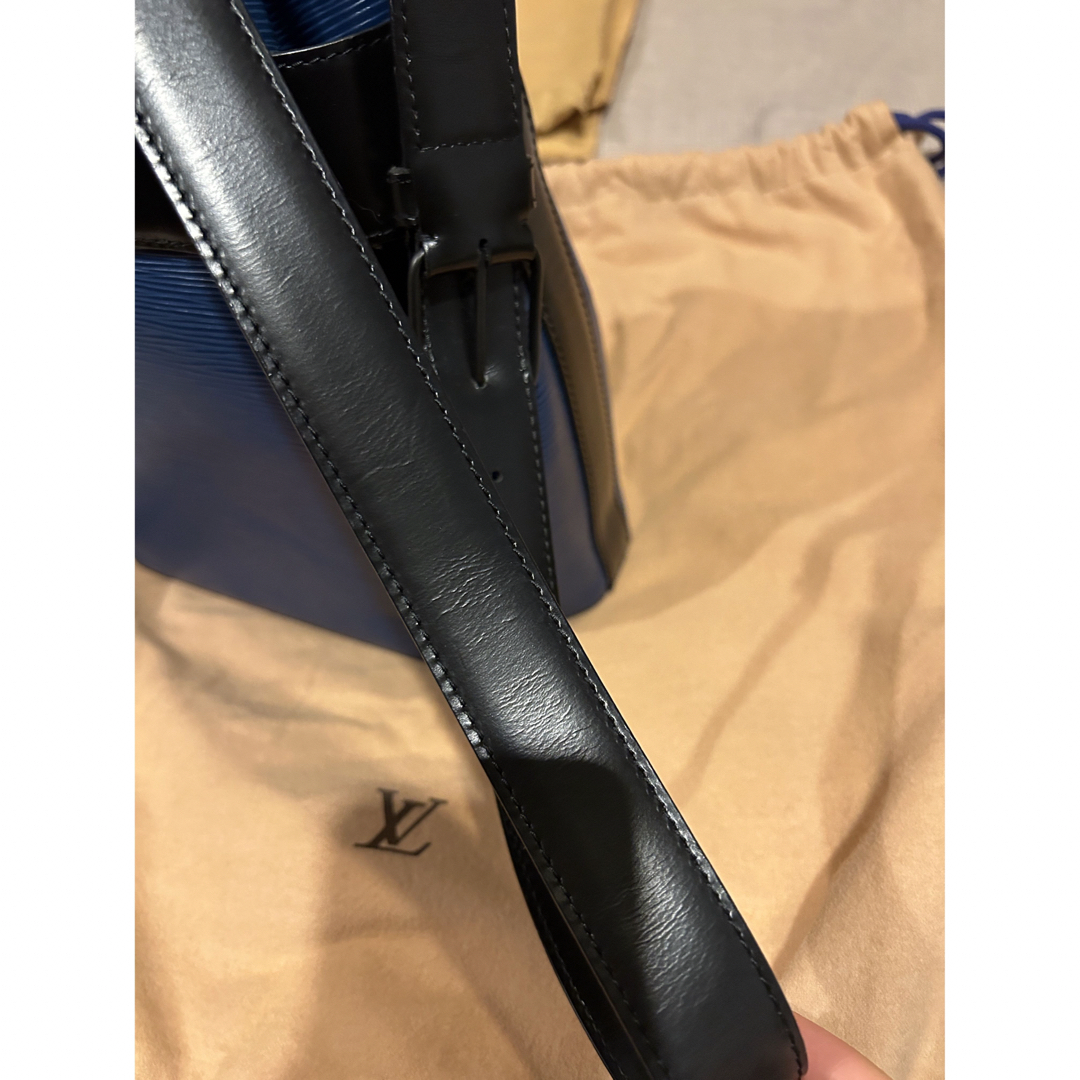 LOUIS VUITTON - 美品 ルイヴィトン エピ ショルダーバッグ LOUIS VUITTON - 美品 ルイヴィトン エピ ショルダーバッグ