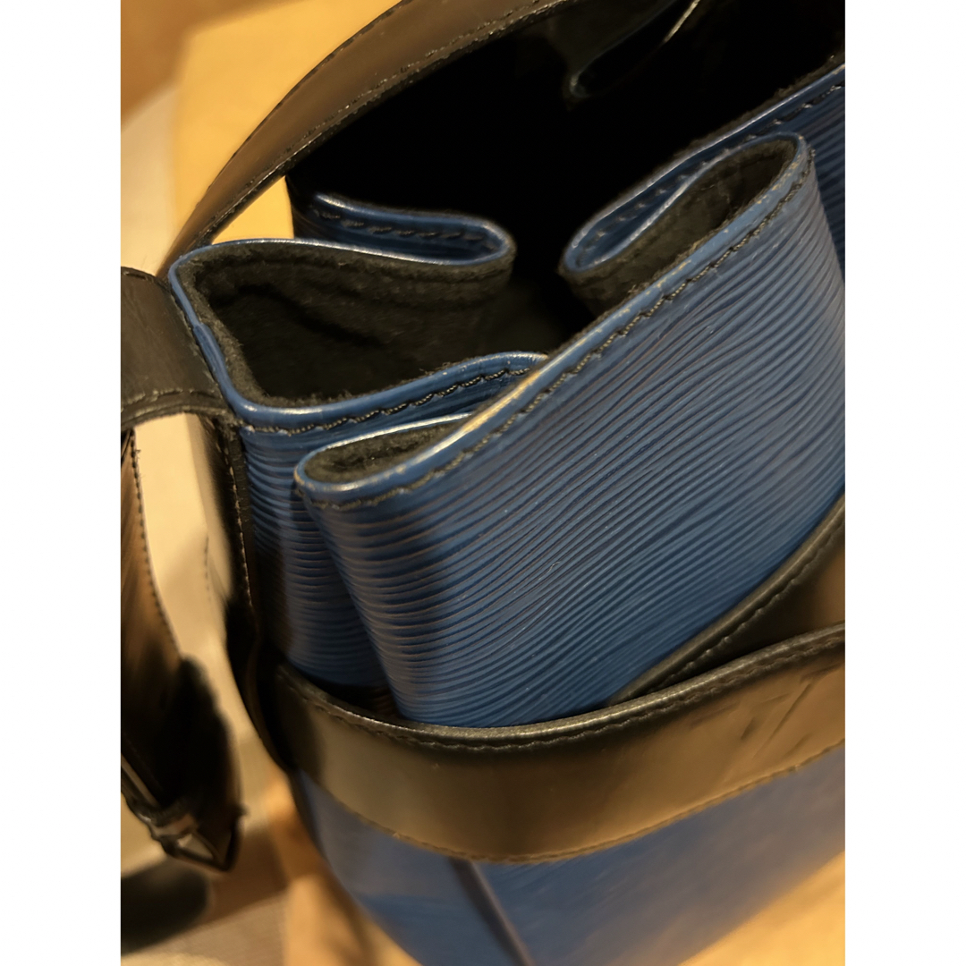 LOUIS VUITTON - 美品 ルイヴィトン エピ ショルダーバッグ LOUIS VUITTON - 美品 ルイヴィトン エピ ショルダーバッグ