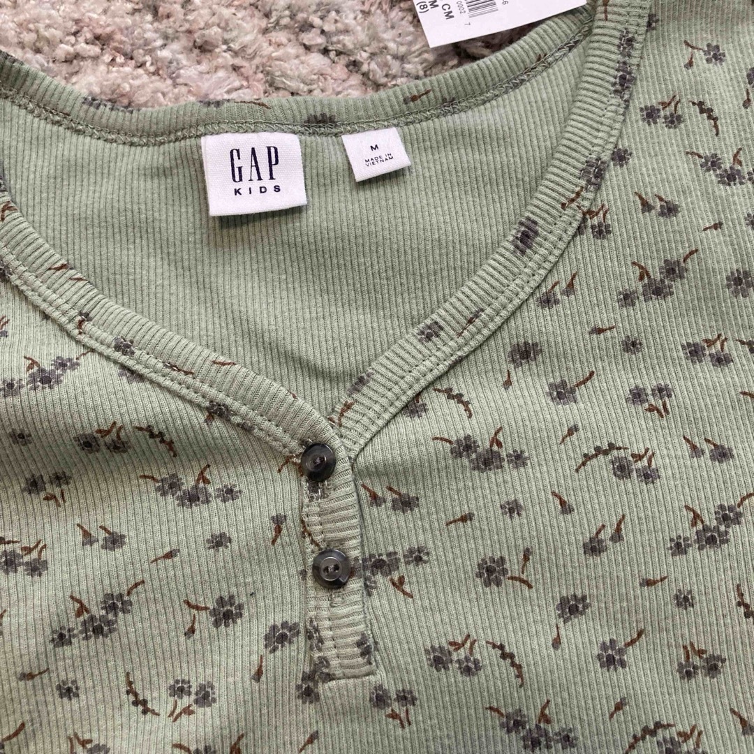 GAP Kids(ギャップキッズ)の新品タグ付き　GAP 長袖トップス　グリーン　花柄　130㎝ キッズ/ベビー/マタニティのキッズ服女の子用(90cm~)(Tシャツ/カットソー)の商品写真