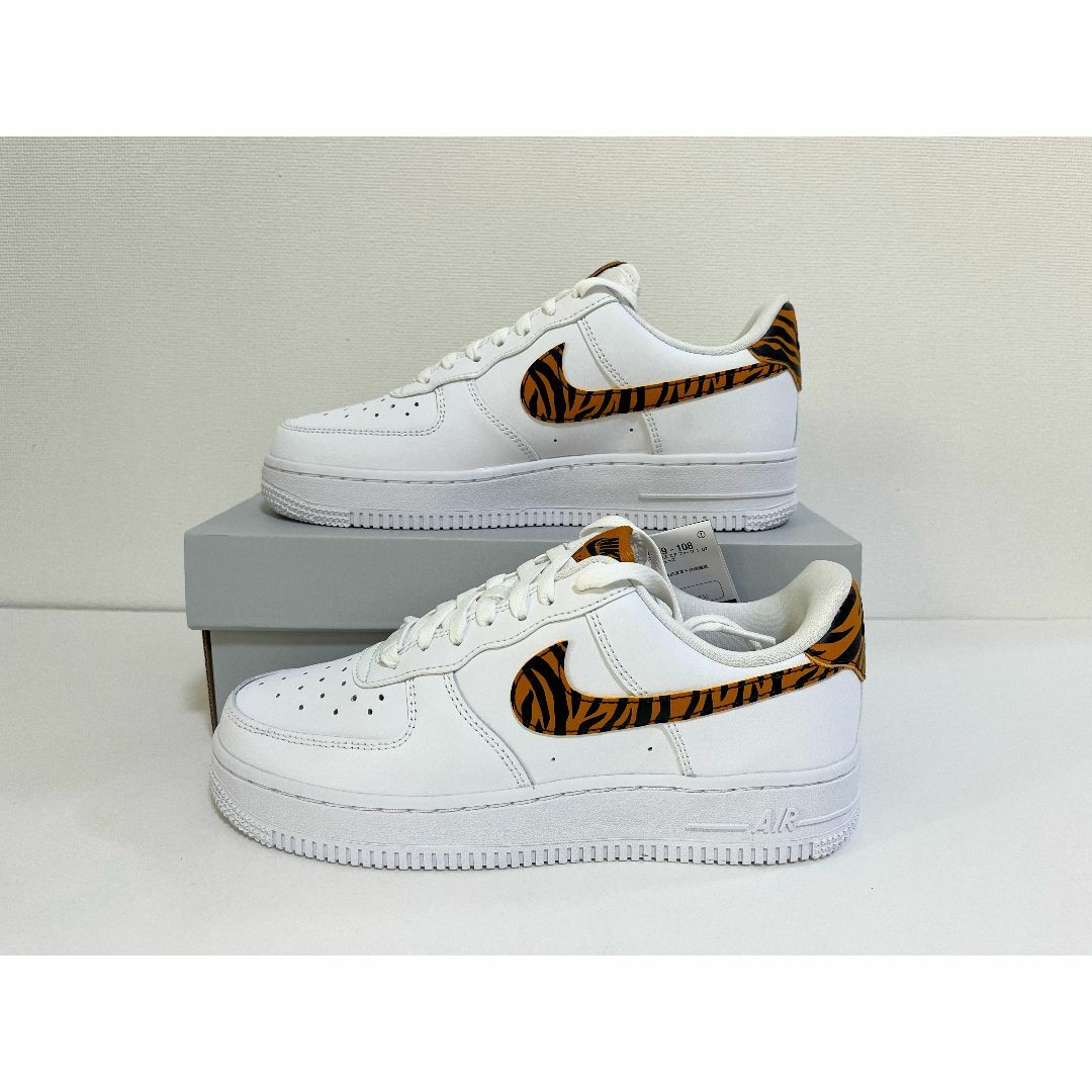 【新品】23.5cm NIKE WMNS エアフォース1 タイガーストライプス レディースの靴/シューズ(スニーカー)の商品写真