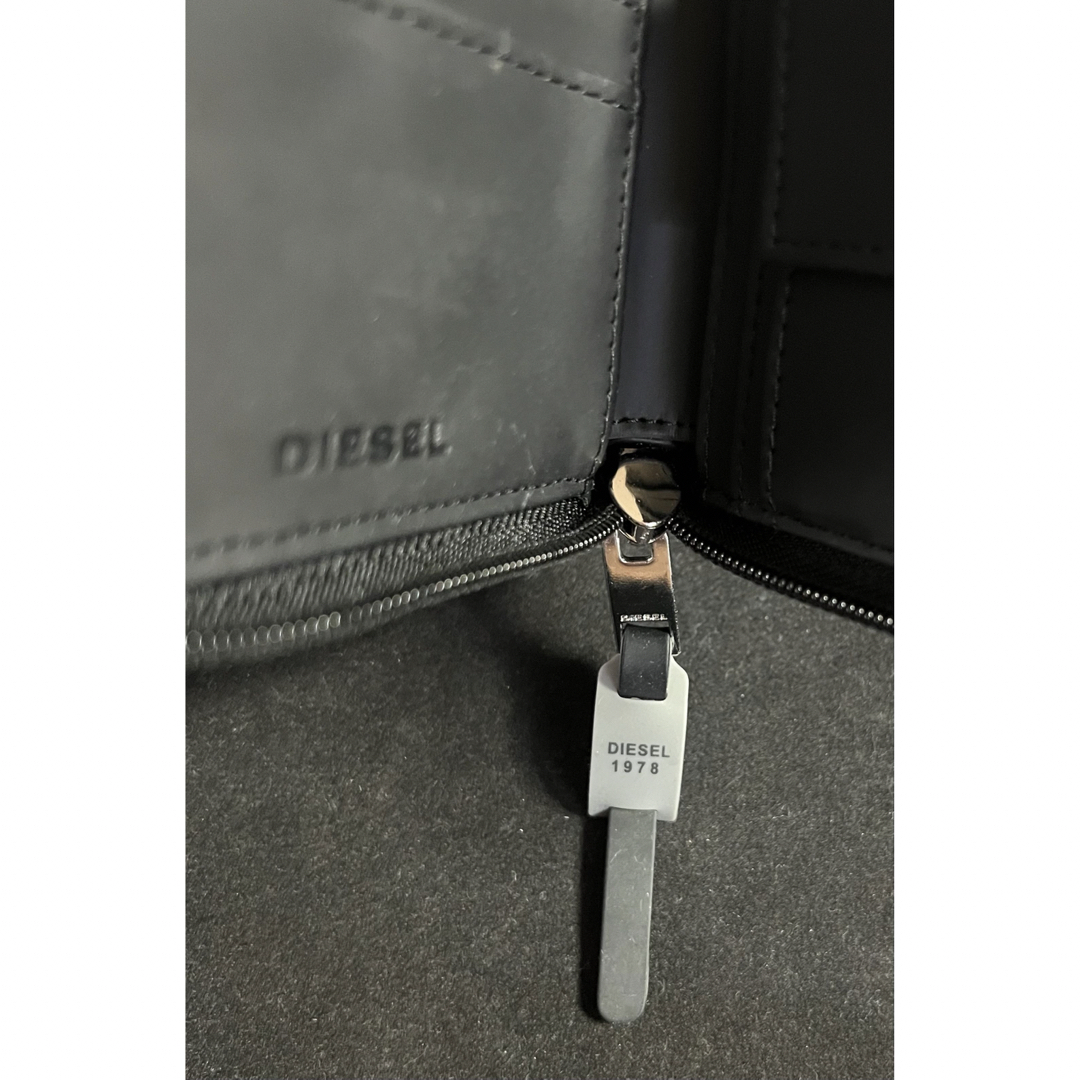DIESEL(ディーゼル)のDIESEL ディーゼル　ファスナー二つ折り財布 メンズのファッション小物(折り財布)の商品写真