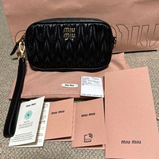 ミュウミュウ(miumiu)のミュウミュウ　マトラッセ　ポーチ　ショルダーバック(ポーチ)