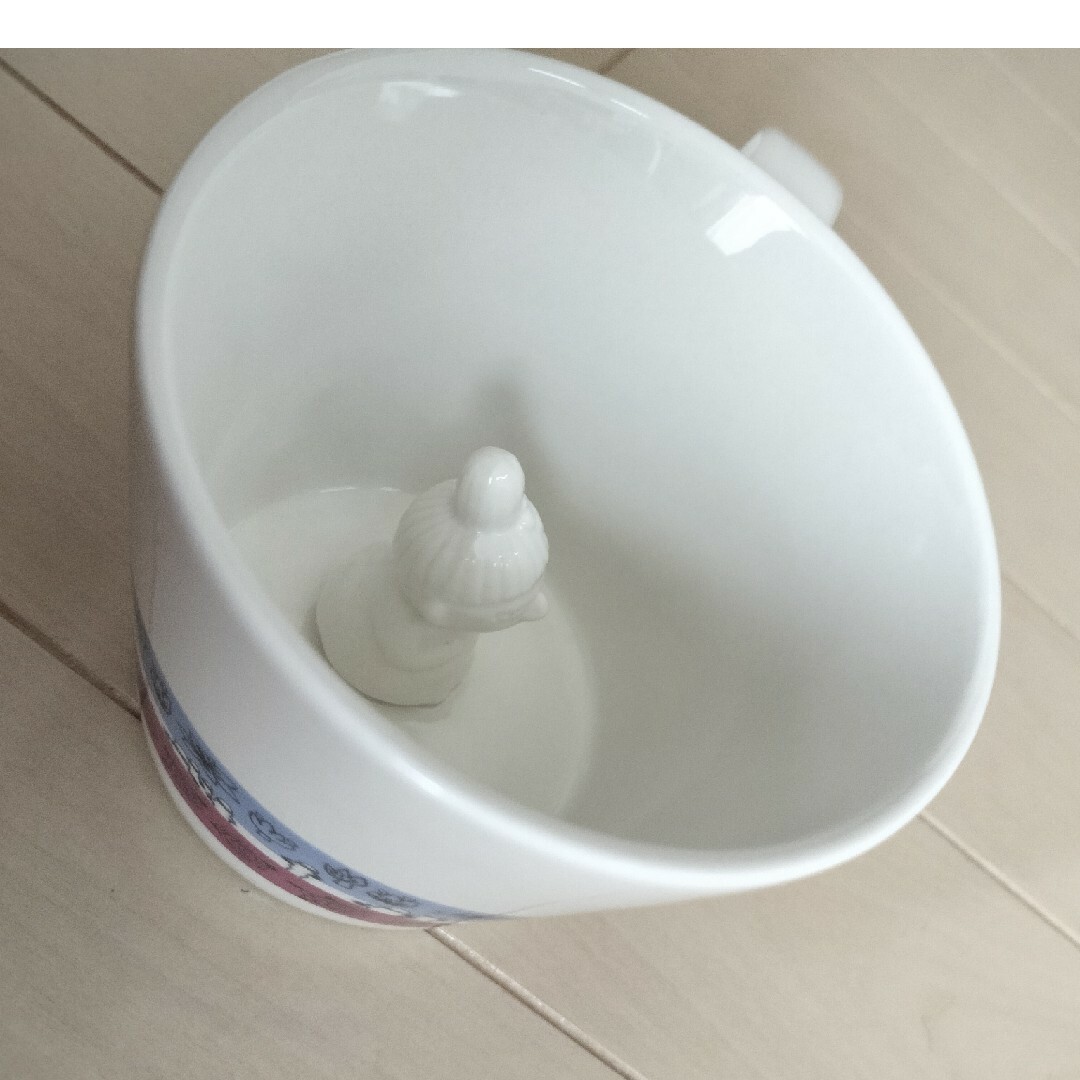 MOOMIN(ムーミン)のムーミンマグカップ…ミーが中にいます♪ インテリア/住まい/日用品のキッチン/食器(グラス/カップ)の商品写真