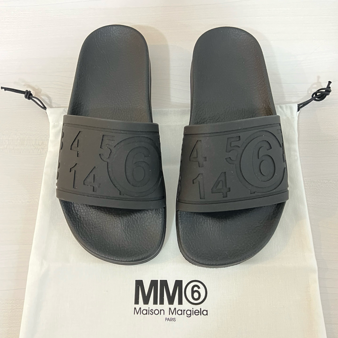 MM6(エムエムシックス)の新品　MM6メゾンマルジェラ　37 シャワーサンダル　ブラック　フラットサンダル レディースの靴/シューズ(ビーチサンダル)の商品写真