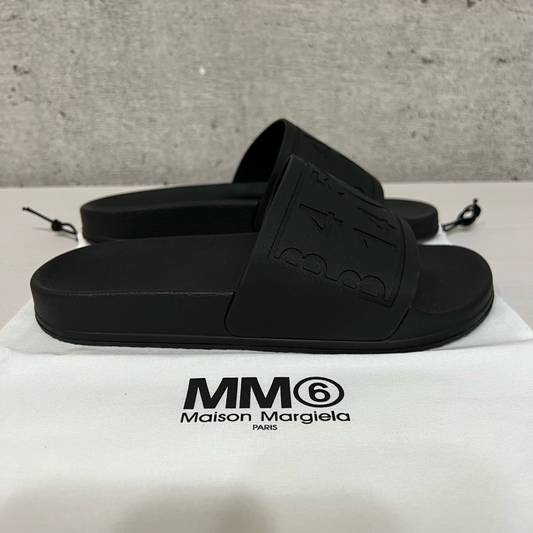 MM6(エムエムシックス)の新品　MM6メゾンマルジェラ　37 シャワーサンダル　ブラック　フラットサンダル レディースの靴/シューズ(ビーチサンダル)の商品写真