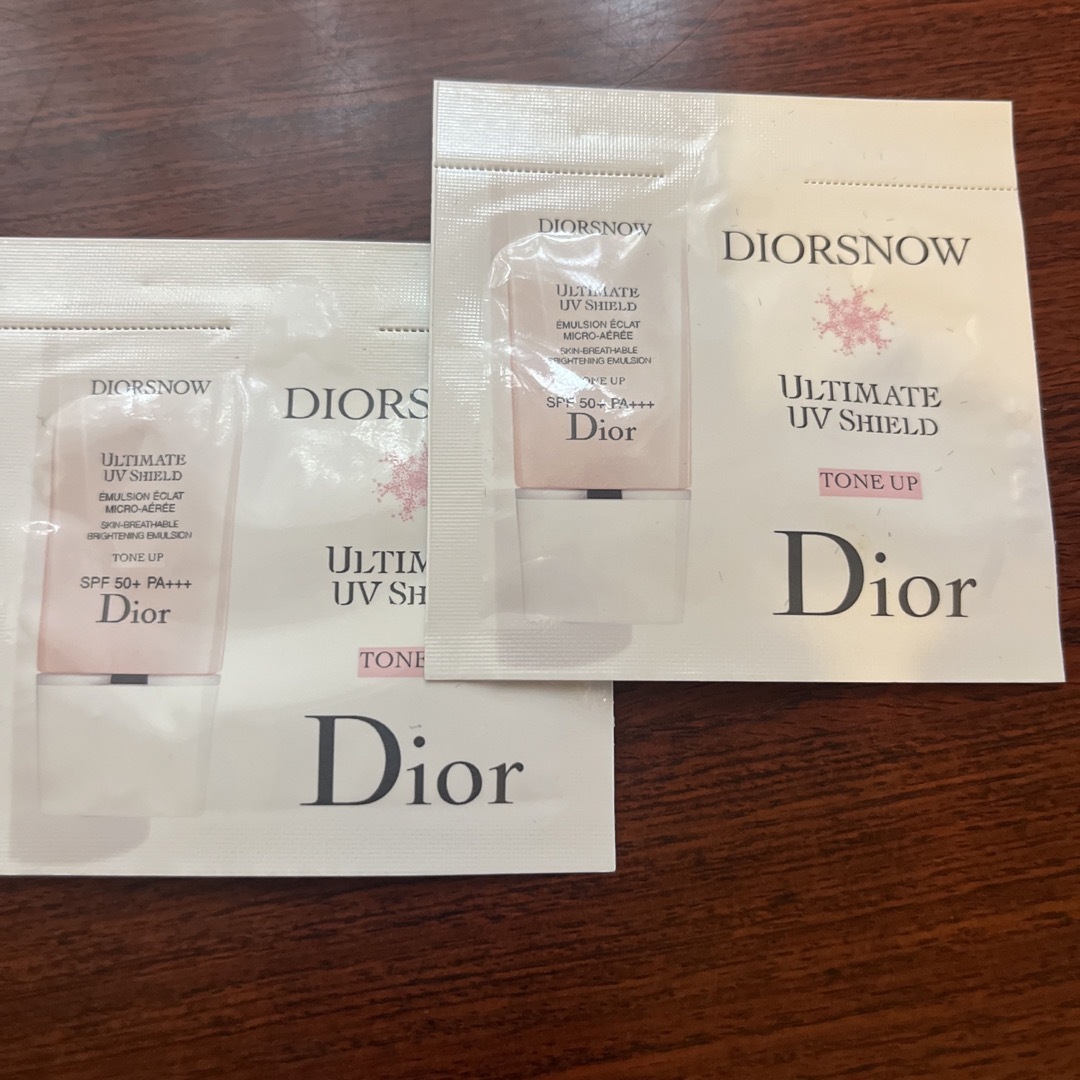 Dior(ディオール)のDior アルティメットエッセンス　スノーUVシールドトーンアップ コスメ/美容のボディケア(日焼け止め/サンオイル)の商品写真