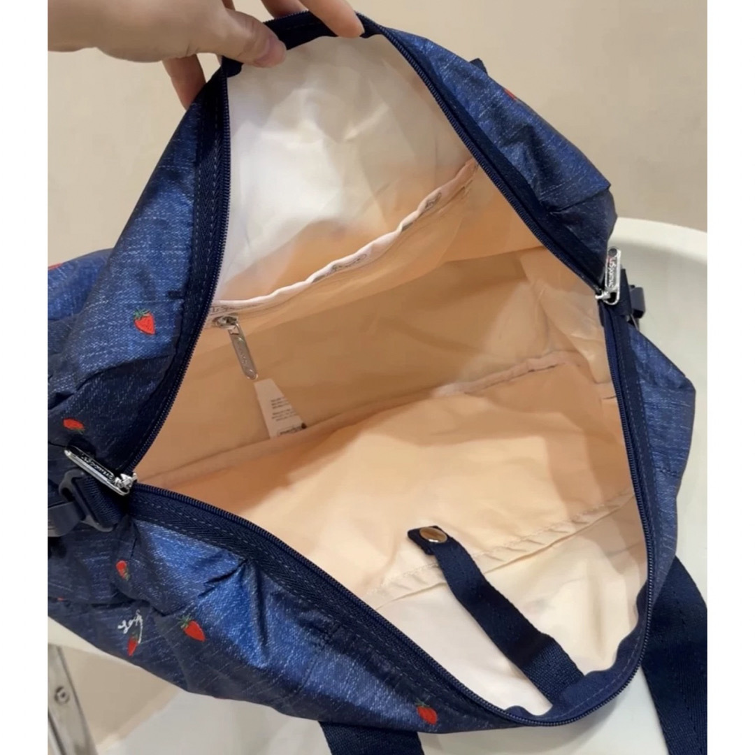 LeSportsac(レスポートサック)のレスポートサック　いちご柄　刺繍　ボストンバッグ　3356 レディースのバッグ(ボストンバッグ)の商品写真