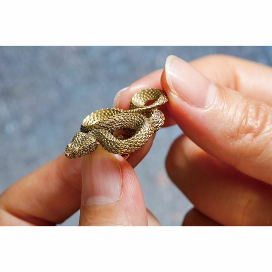 銅製 ブローチ ガラガラ蛇 バッジ アクセサリー スネーク 爬虫類 ヘビ好き メンズのファッション小物(その他)の商品写真