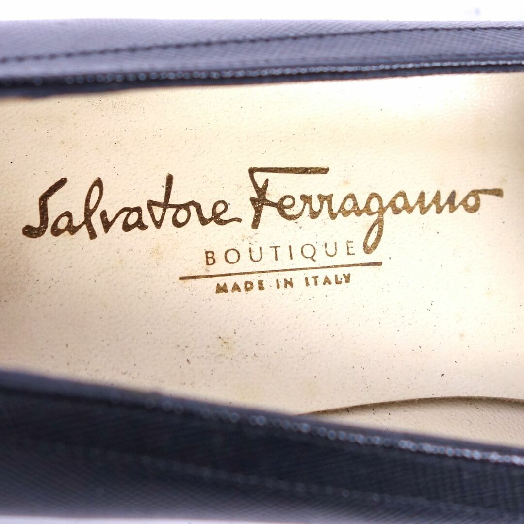 Salvatore Ferragamo(サルヴァトーレフェラガモ)の未使用 サルヴァトーレ フェラガモ Salvatore Ferragamo パンプス ヒール ゴールド金具 レザー シューズ レディース 8.5C(26cm相当) ブラック レディースの靴/シューズ(ハイヒール/パンプス)の商品写真