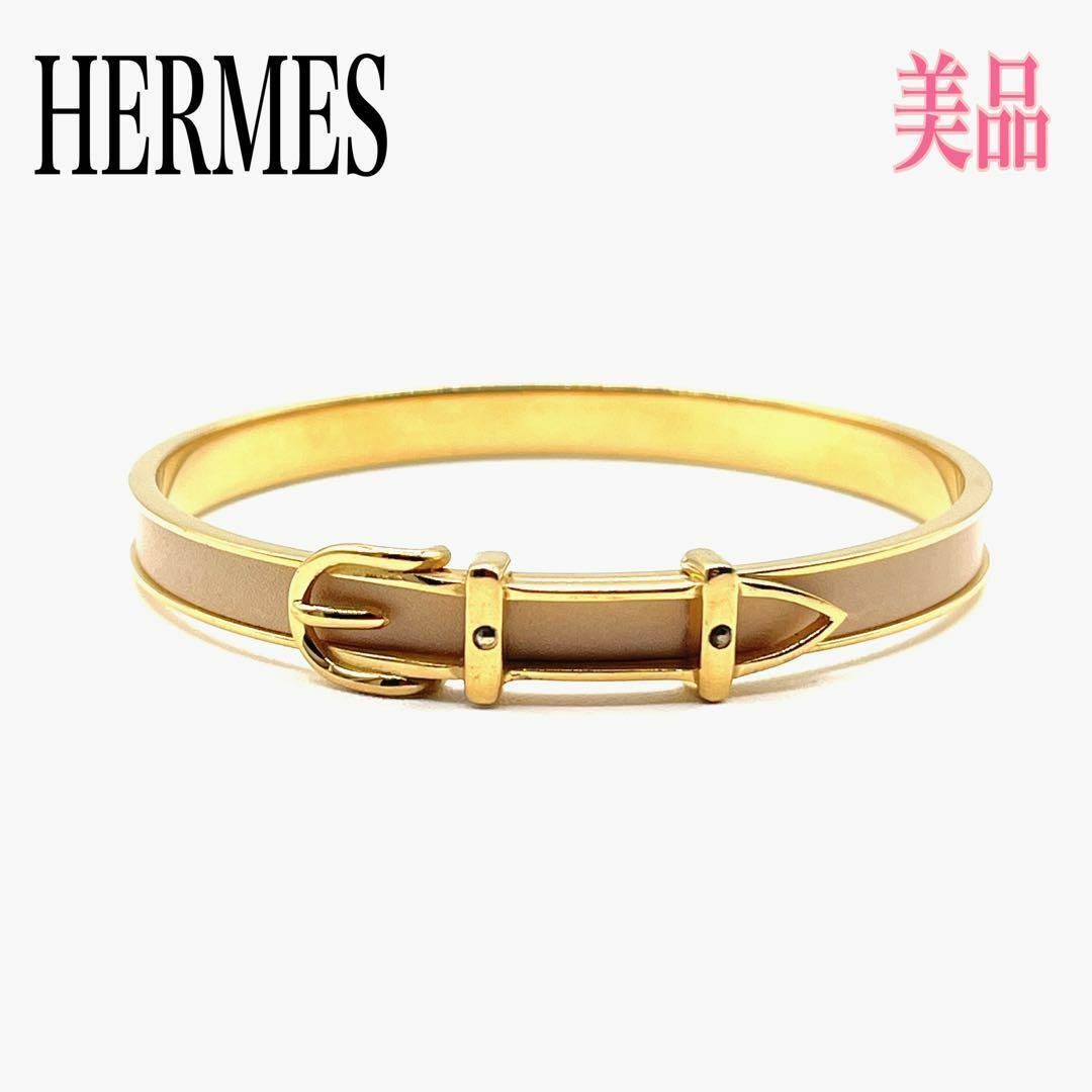 Hermes(エルメス)のHERMES エルメス バングル ブレスレット ピンク/ゴールド ベルトモチーフ レディースのアクセサリー(ブレスレット/バングル)の商品写真