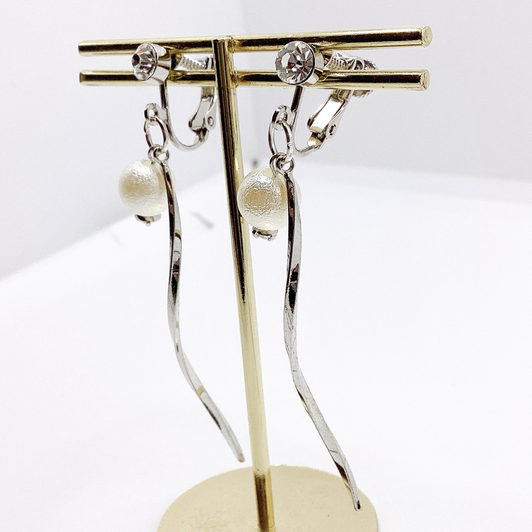 螺旋スティックとコットンパール風ビーズのロングイヤリング　ジルコニアストーン ハンドメイドのアクセサリー(イヤリング)の商品写真