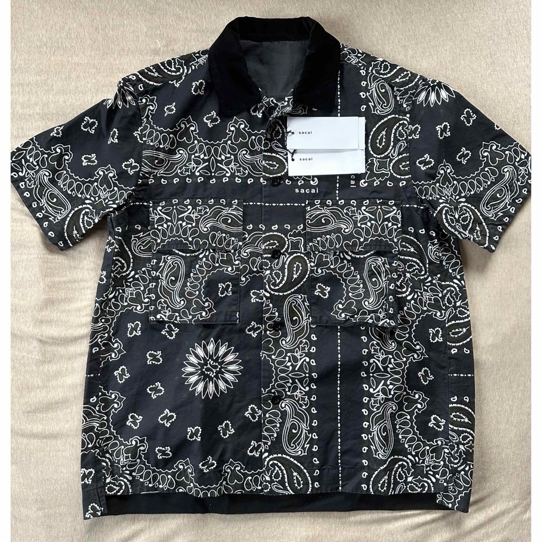 sacai(サカイ)の濃紺1新品 sacai サカイ メンズ バンダナ プリント 半袖 シャツ メンズのトップス(Tシャツ/カットソー(半袖/袖なし))の商品写真