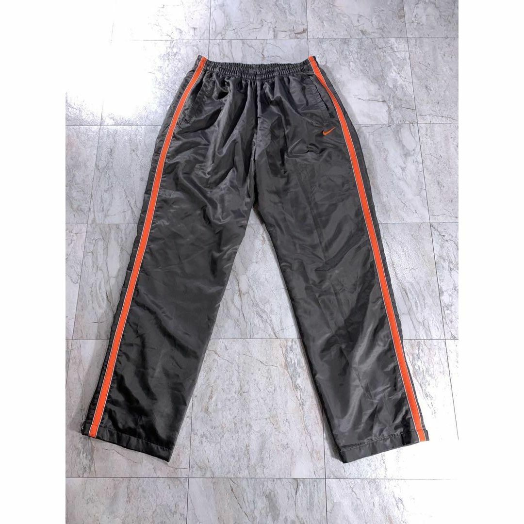 NIKE(ナイキ)の00s 古着 NIKE ワイド ナイロンパンツ ブラウン オレンジ 刺繍 XL メンズのパンツ(その他)の商品写真