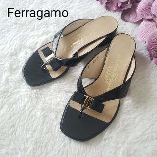 Salvatore Ferragamo - Ferragamo ヴァラリボン エナメル トングサンダル 4ハーフ ネイビー