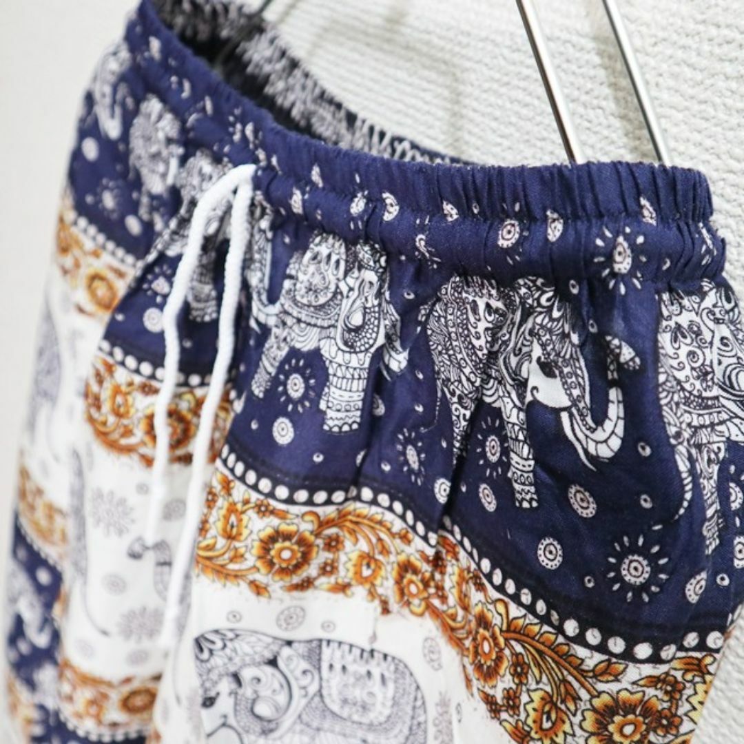 【新品】タイパンツ　着飾った象とアジアンフラワーライン　ボーダー風　紺 メンズのパンツ(サルエルパンツ)の商品写真