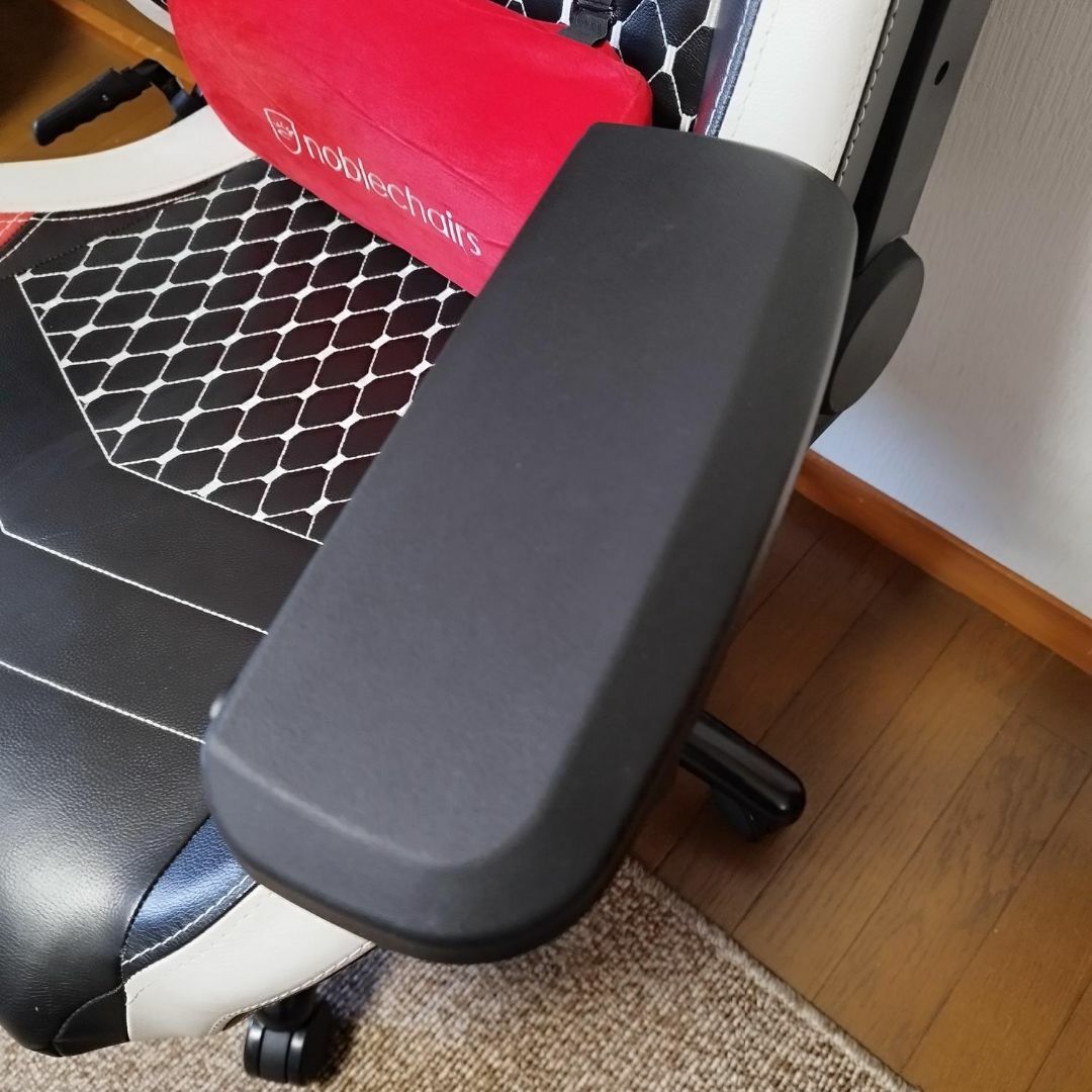 美品 noblechairs EPICトリコロール 本革＋AMG 新品クッション インテリア/住まい/日用品の椅子/チェア(デスクチェア)の商品写真