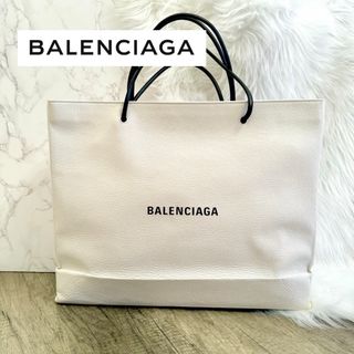 バレンシアガバッグ(BALENCIAGA BAG)の極美品‼︎BALENCIAGA 大容量　ショッピングトートバッグ　ホワイト　ロゴ(トートバッグ)