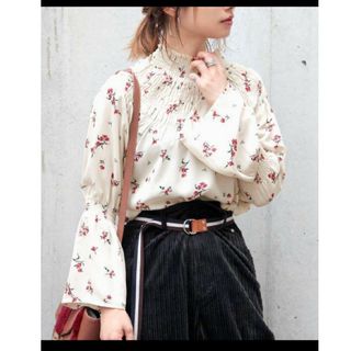 ページボーイ(PAGEBOY)の花柄シャーリングブラウス(シャツ/ブラウス(長袖/七分))